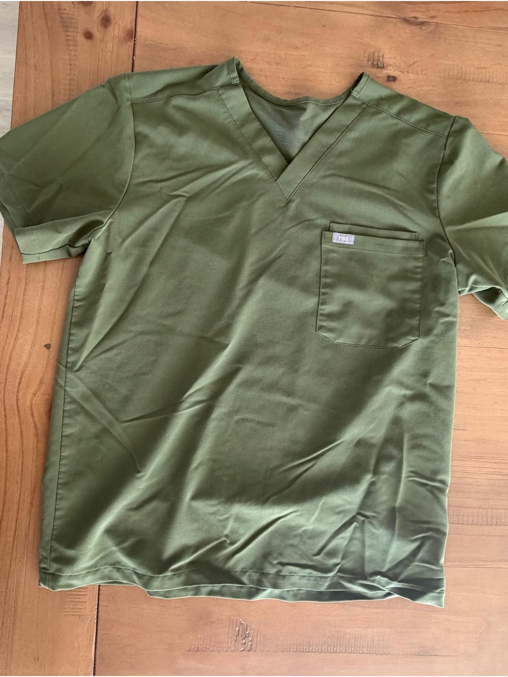 Figs Men's Leon Three-Pocket Scrub Top Limited Ed - Olive Green - Medium